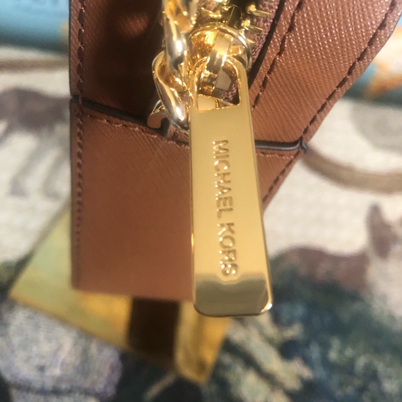 Michael Kors icon signature Jet Set Vanilla Crossbody NWT leather & brass, roomy - Picture 9 of 15